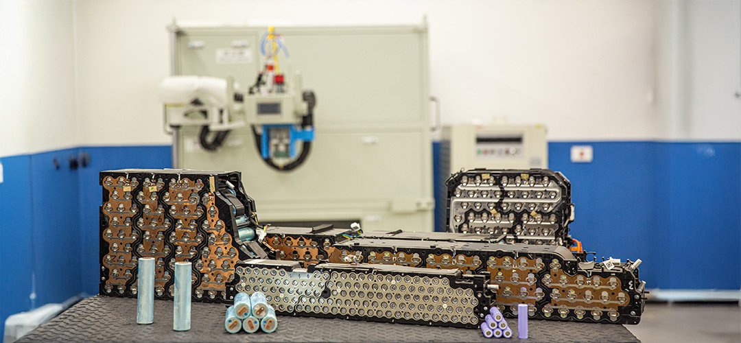 A eletrificação veicular é um caminho sem volta Carros elétricos recarregando bateria na rua