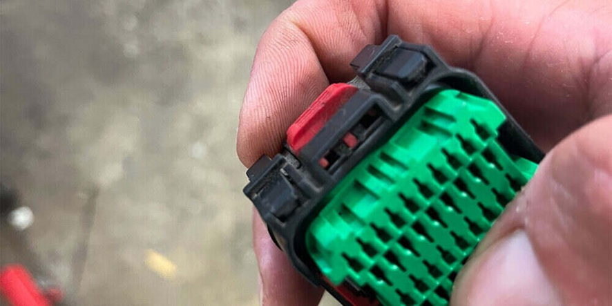 A eletrificação veicular é um caminho sem volta Carros elétricos recarregando bateria na rua