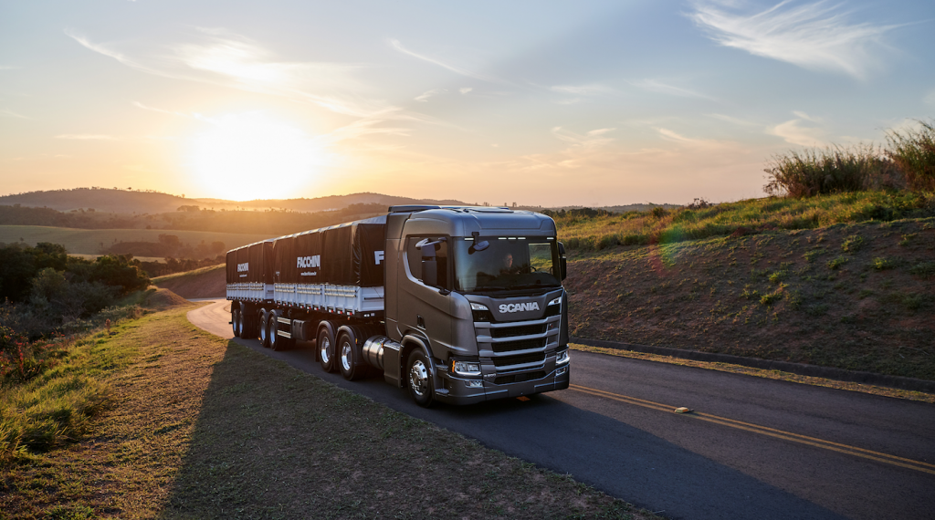 Scania lança acelerador inteligente e caminhões economia de combustível