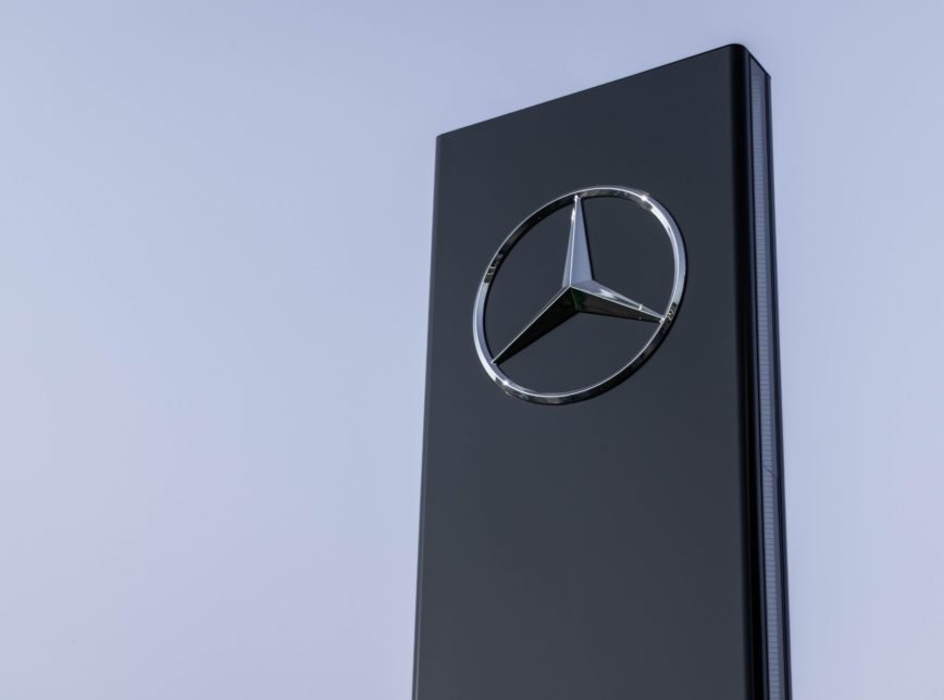 Mercedes-Benz paralisa produção de veículos no Brasil