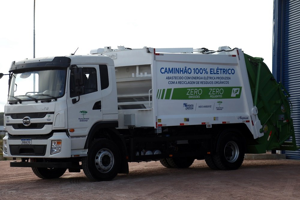Caminhão elétrico da BYD é parte de projeto de coleta de lixo orgânico que irá alimentar usina de biogás, em Ponta Grossa, Paraná