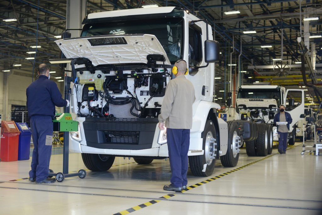 Volvo amplia segundo turno de produção para a linha de caminhões VM