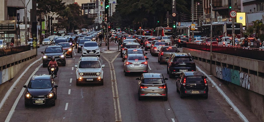 Carros elétricos recarregando bateria na rua