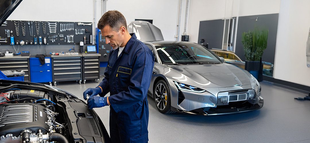 Carros elétricos recarregando bateria na rua
