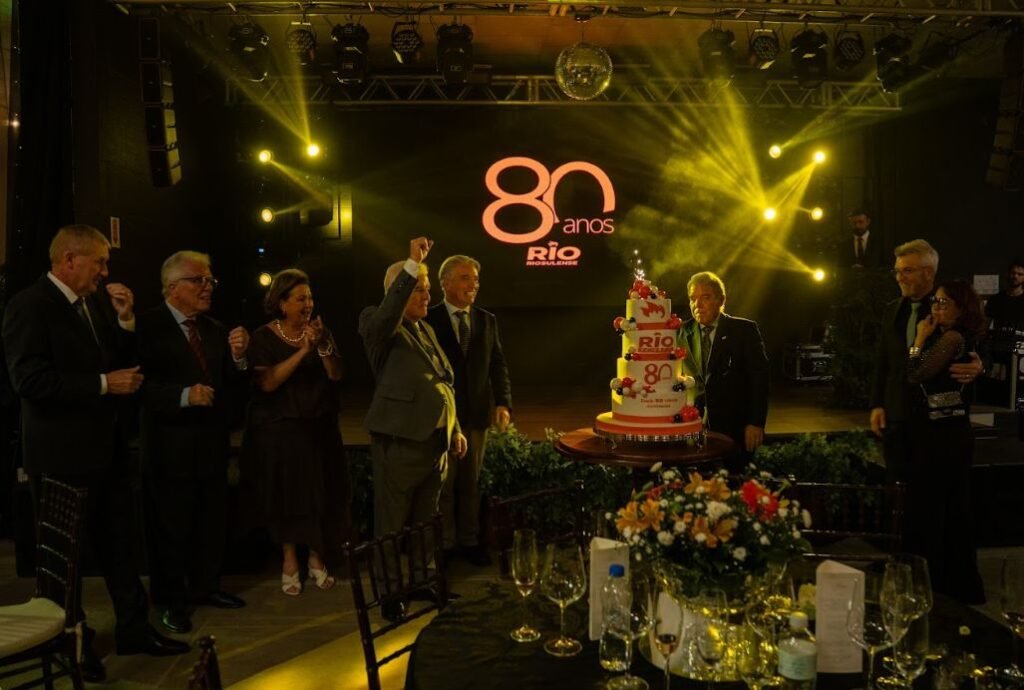 Parabéns no Jantar, com Luis Antonio Stramosk, diretor presidente na frente do bolo